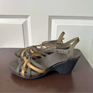 Crocs Huarache Brown Gold Strappy Wedge Sandal Shoes Womens Size 10